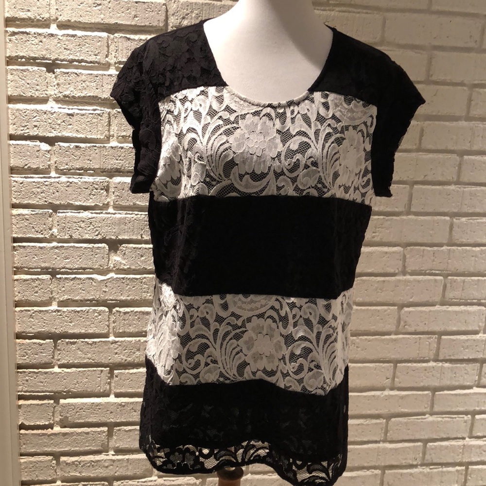 Chico’s Lace Detailed BW Top Like New SZ 2